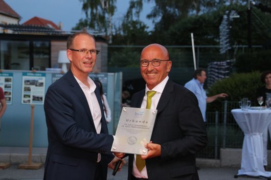 bsw-Präsident Dietmar Rogg (Bild links) gratuliert seinem österreichischen Kollegen Hans Poinstingl zum Jubiläum der Leidenfrost-Pool GmbH. Foto: Peter Lang